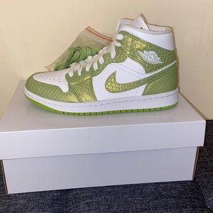 Air Jordan 1. Vivid Green Snake Skin.